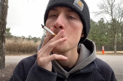 Лечение зависимости от табакокурения в Тереке Мужчина с сигаретой делает затяжку