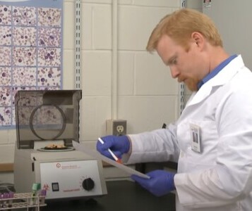 Клиника лечения наркозависимости в Тереке Врач в кабинете клиники